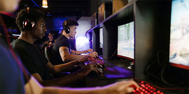 Một nhóm người chơi game trong quán cà phê